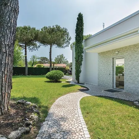 Holiday home Three-bedroom Holiday In Albarella